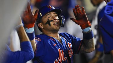 El venezolano Francisco Álvarez, de los Mets de Nueva York, festeja luego de batear un jonrón de dos carreras en el encuentro del martes 18 de julio de 2023, ante los Medias Blancas de Chicago (AP Foto/Frank Franklin II)