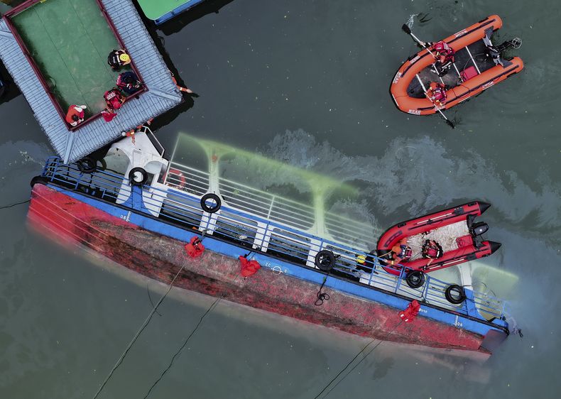 En esta imagen publicada por la agencia de noticias Xinhua, rescatistas trabajan tras el naufragio de varios barcos de pasajeros en Qianxi City, en la provincia china de Guizhou, el lunes 5 de mayo de 2025. (Liu Xu/Xinhua via AP)