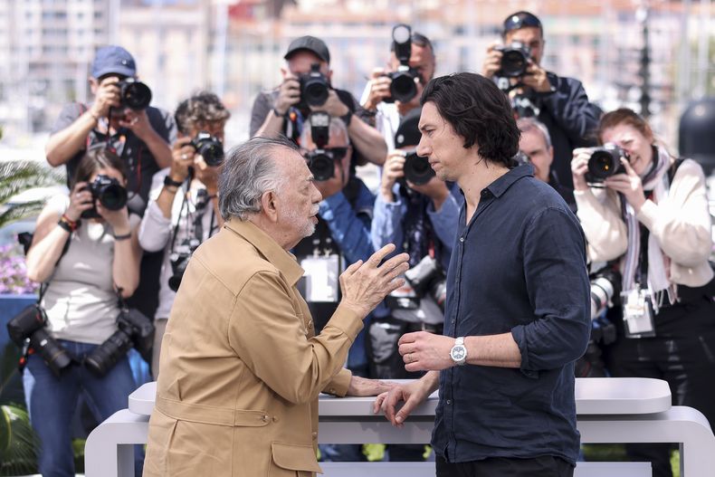El director Francis Ford Coppola, izquierda, y Adam Driver posan en una sesión de la película Megalopolis en la 77a edición del Festival de Cine de Cannes en Francia el viernes 17 de mayo de 2024. (Foto Vianney Le Caer/Invision/AP)