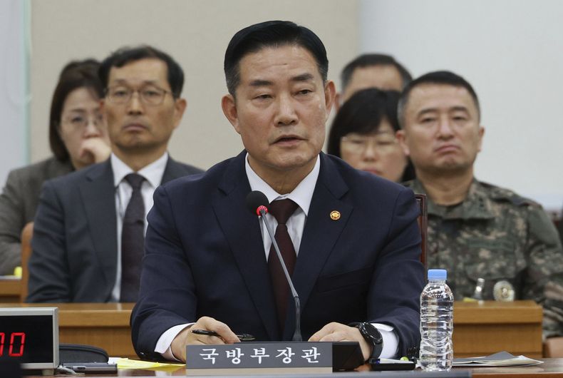 ARCHIVO - El ministro de Defensa de Corea del Sur, Shin Wonsik, durante una audiencia en la Asamblea Nacional, en Seúl, Corea del Sur, el 23 de noviembre de 2023. (Han Jong-chan/Yonhap via AP, Archivo)