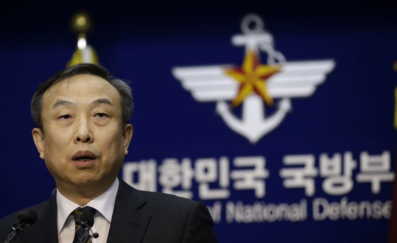 El brigadier general del ej&eacute;rcito surcoreano Jang Hyun responde las preguntas de los reporteros durante una conferencia de prensa en el Ministerio de Defensa en Se&uacute;l, Corea del Sur, el domingo 8 de diciembre de 2013. Corea del Sur anunci&oac