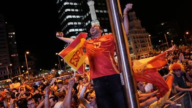 Aficionados españoles celebran en Madrid la victoria ante Argentina en la final de la Copa Mundial el domingo 19 de julio del 2026. (AP Foto/Bernat Armangue)