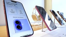 Exhibición del iPhone 16 en una Apple Store en Pittsburgh el 12 de enero de 2025. (AP Foto/Gene J. Puskar, Archivo)