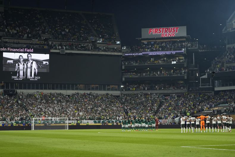 Los jugadores de Chelsea y Palmeiras guardan un minuto de silencio en memoria de los futbolistas portugueses Diogo Jota y Andre Silva, antes de un partido del Mundial de Clubes en Orlando, el viernes 4 de julio de 2025 (AP Foto/Chris Szagola)