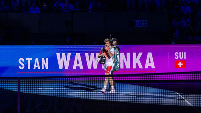 El suizo Stan Wawrinka ingresa a la cancha para su partido de primera ronda contra el checo Jiří Lehečka en el torneo de tenis Swiss Indoors en Basilea, Suiza, el martes 27 de octubre de 2026. (Georgios Kefalas/Keystone vía AP)