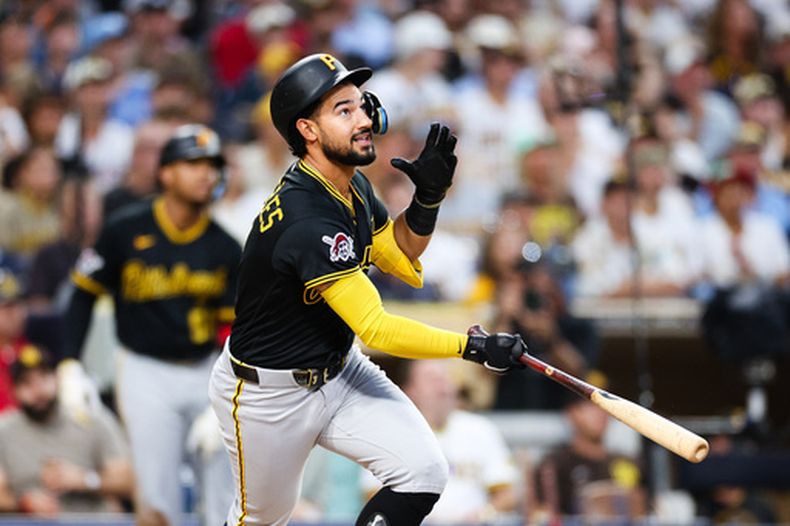 Nick Gonzales, de los Piratas de Pittsburgh, observa su imparable frente a los Padres de San Diego en la tercera entrada del juego de béisbol de Grandes Ligas, el lunes 24 de agosto de 2026, en San Diego. (AP Foto/Derrick Tuskan)