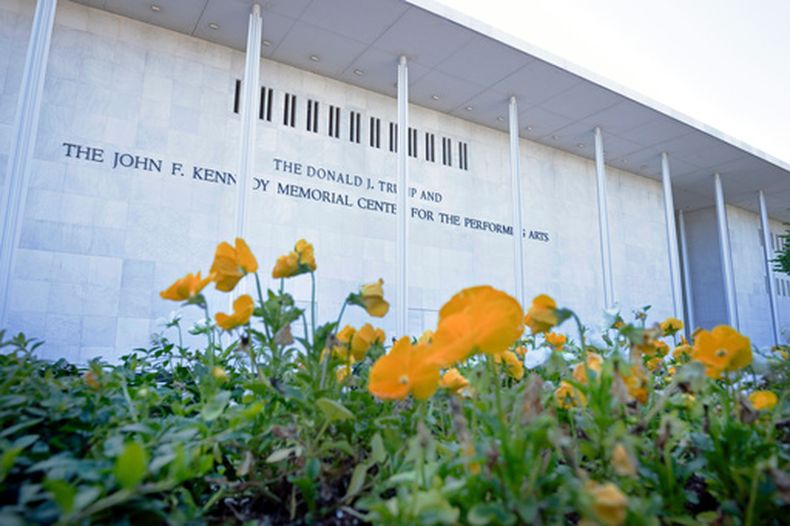 La fachada del Centro de Artes Escénicas John F. Kennedy en Washington, el 29 de mayo del 2026. (AP foto/Cliff Owen)