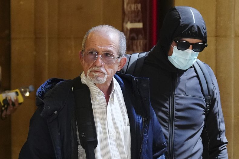 El acusado Aomar Aït Khedache, a la izquierda, uno de los hombres acusados del robo a mano armada contra Kim Kardashian en 2016, llega al palacio de justicia el lunes 28 de abril de 2025 en París. (Foto AP/Aurelien Morissard)