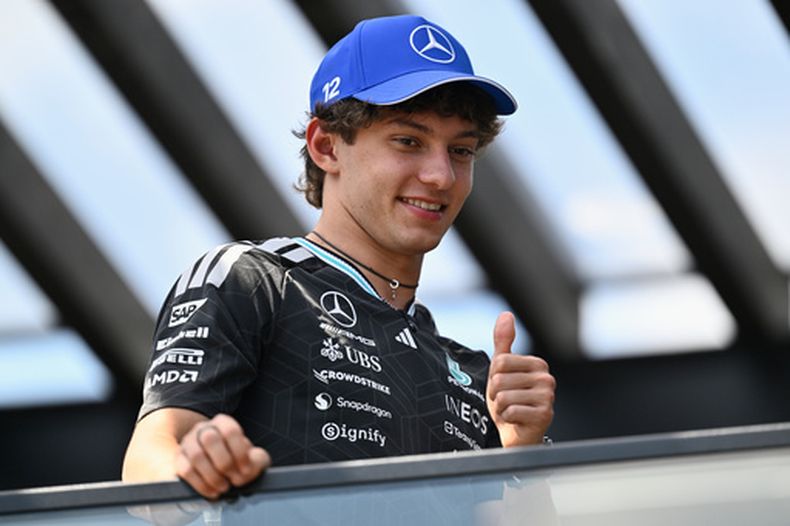 El italiano Andrea Kimi Antonelli de la escudería Mercedes observa desde el balcón del paddock en el Gran Premio de Austria el jueves 25 de junio del 2026. (AP Foto/Denes Erdos)