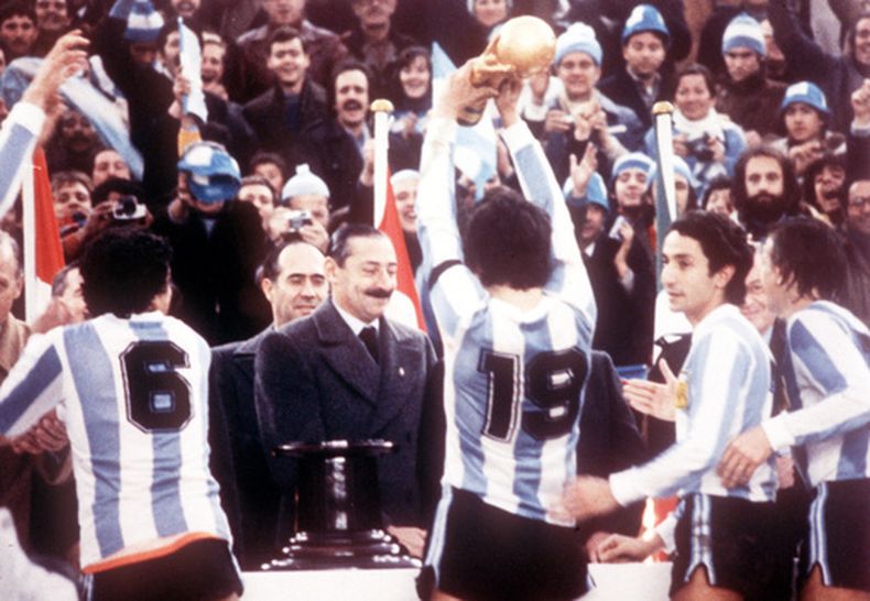 El presidente de Argentina Jorge Rafael Videla, al centro, después de entregar la Copa del Mundo al capitán de la selección argentina Daniel Passarella (19), durante la ceremonia de premiación luego de la final del Mundial ante Holanda, el 25 de junio de 1978, en Buenos Aires. (AP Foto/Heinz Ducklau)