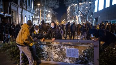 Jóvenes españoles protestan encarcelamiento de rapero Hasél