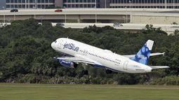 ARCHIVO – Un Airbus A320-232 de JetBlue Airways despega del Aeropuerto Internacional de Tampa, en Tampa, Florida, el 15 de mayo de 2014 (AP Foto/Chris OMeara, Archivo)