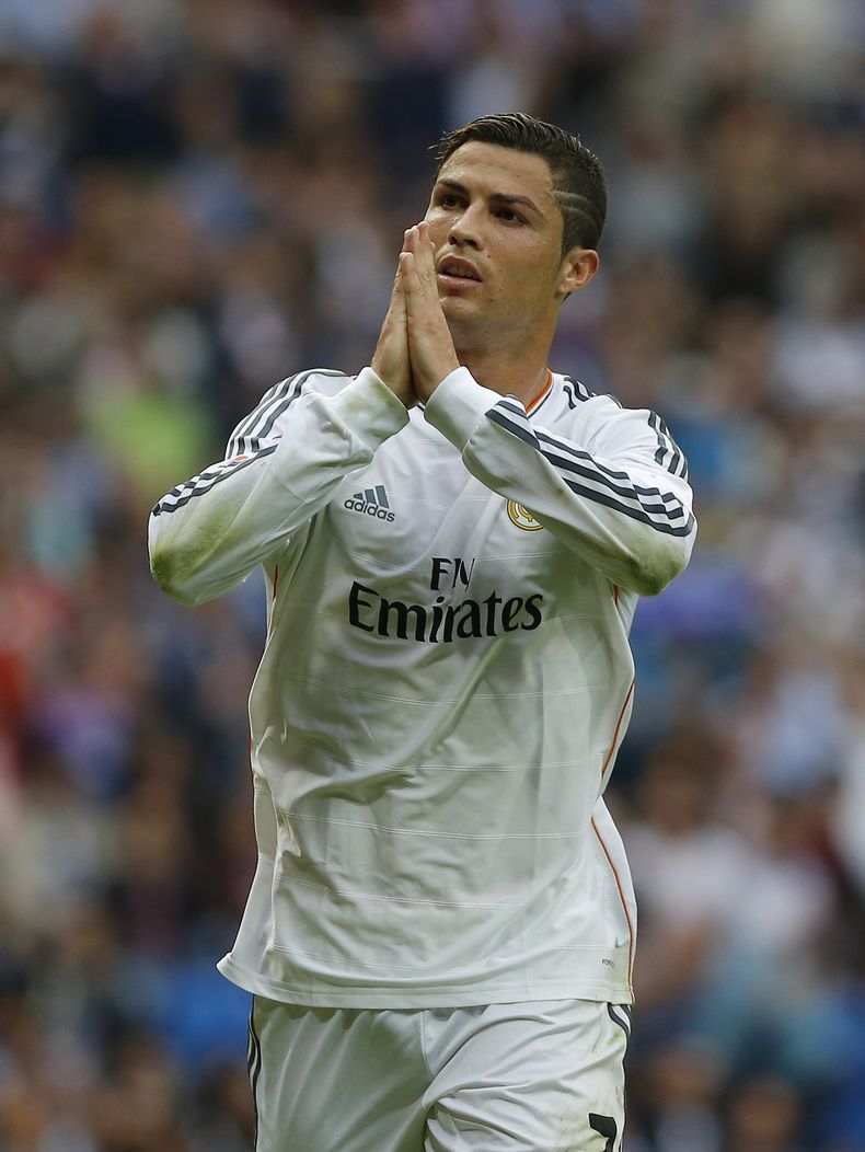 Cristiano Ronaldo, del Real Madrid, celebra su gol durante un partido de la liga espa&ntilde;ola contra el M&aacute;laga en el estadio Santiago Bernab&eacute;u, en Madrid, Espa&ntilde;a, el s&aacute;bado 19 de octubre de 2013. Cristiano dijo que la mejor