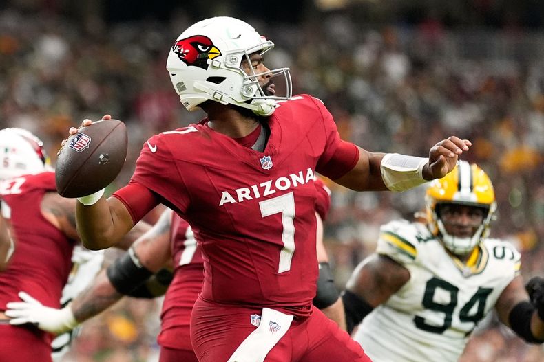 Jacoby Brissett de los Cardinals de Arizona lanza el balón en el encuentro ante los Packers de Green Bay el domingo 19 de octubre del 2025. (AP Foto/Ross D. Franklin)