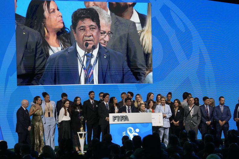 ARCHIVO - Ednaldo Rodrigues, presidente de la Confederación Brasileña de Fútbol, comparece ante el Congreso de la FIFA luego que Brasil fuera elegida como sede de la Copa Mundial femenina de 2027, el 17 de mayo de 2024, en Bangkok. (AP Foto/Sakchai Lalit)