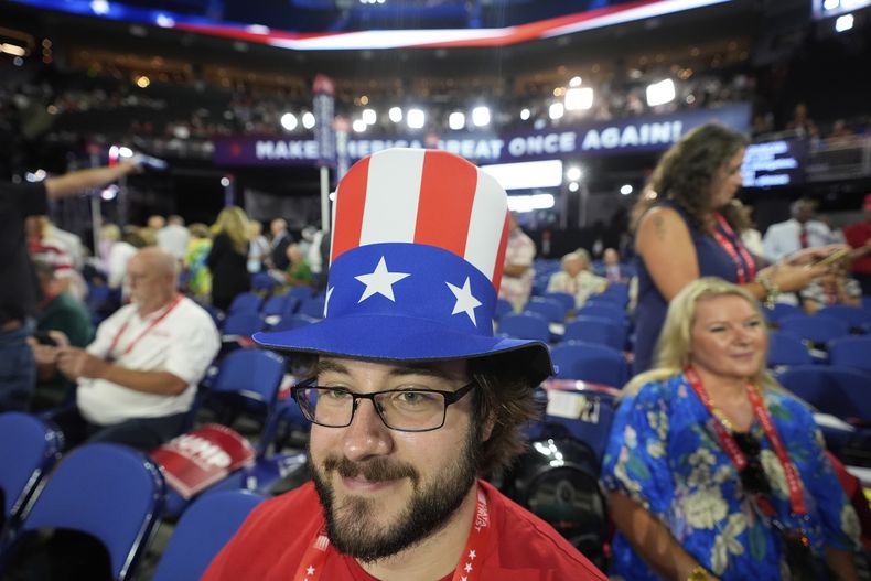 Creston School, delegado de Michigan, llega a la Convención Nacional Republicana el lunes 15 de julio de 2024 en Milwaukee. (Foto AP/Paul Sancya)