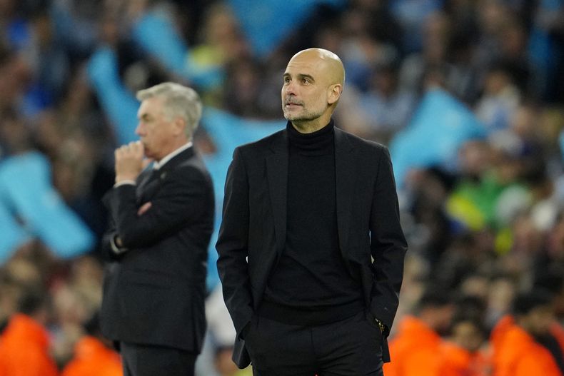El técnico del Manchester City Pep Guardiola y su colega del Real Madrid Carlo Ancelotti durante los últimos minutos de la semifinal de la Liga de Campeones, el miércoles 17 de mayo de 2023. Manchester City ganó 4-0. (AP Foto/Jon Super)