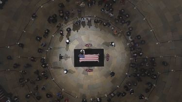 Visitantes honran al fallecido expresidente George HW Bush