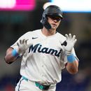 Kyle Stowers, de los Marlins de Miami, corre las bases después de batear un cuadrangular solitario durante la segunda entrada del juego de béisbol de Grandes Ligas contra los Marineros de Seattle, el miércoles 8 de julio de 2026, en Miami. (AP Foto/Lynne Sladky)