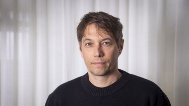 Sean Baker posa para un retrato para promover la película Anora el domingo 29 de septiembre de 2024 en Nueva York. (Foto Andy Kropa/Invision/AP)