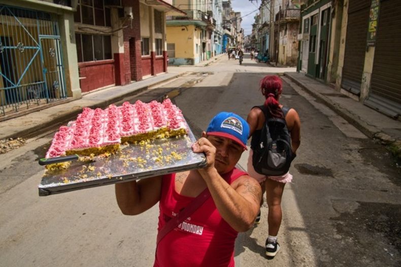 Un vendedor ambulante de pasteles camina por el centro de la calle en busca de clientes en La Habana, Cuba, el jueves 19 de marzo de 2026. (Foto AP/Ramon Espinosa)