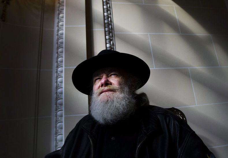 El músico Garth Hudson posa en Toronto el martes 2 de noviembre de 2010. (Nathan Denette/The Canadian Press via AP)