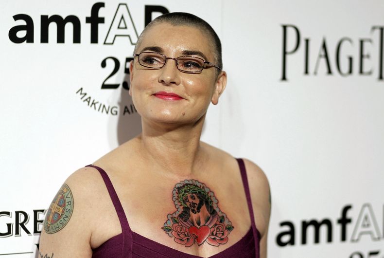 ARCHIVO - La música irlandesa Sinead OConnor llega a la Gala Inspiration de amfAR en Los Ángeles el 27 de octubre de 2011. OConnor, la talentosa cantautora irlandesa que se convirtió en una superestrella, que era conocida tanto por sus luchas privadas y acciones provocativas como por su música feroz y expresiva, ha muerto a los 56 años. La familia de la cantante emitió un comunicado este miércoles informado por la BBC y RTE. (Foto AP/Matt Sayles, archivo)