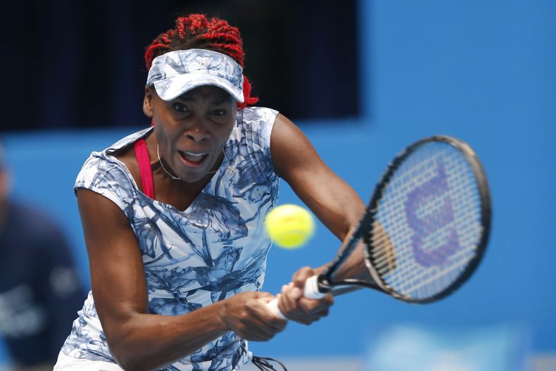 La estadounidense Venus Williams devuelve una pelota a la brit&aacute;nica Heather Watson durante su partido de primera ronda del Abierto de China, en Beijing, el 28 de septiembre de 2014. (Foto AP/Vincent Thian)