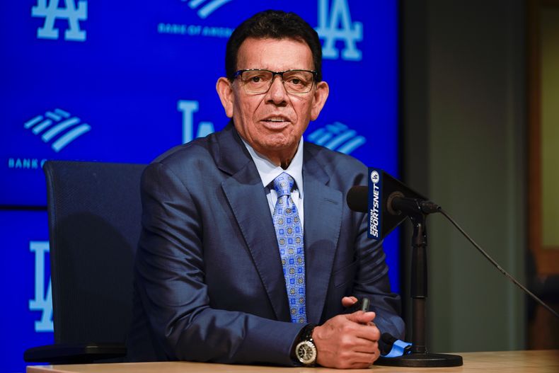 ARCHIVO - El ex lanzador de los Dodgers de Los Ángeles, Fernando Valenzuela conversa durante una conferencia de prensa con miras a la ceremonia de retiro de su camiseta en el juego de béisbol entre los Dodgers y los Rockies de Colorado, el 11 de agosoto de 2023, en Los Ángeles. Fernando Valenzuela, el fenómeno de los Dodgers nacido en México, que inspiró la Fernandomania mientras ganó el premio Cy Young y el Novato del Año en 1981, falleció el martes 22 de octubre de 2024. (AP Foto/Ryan Sun, Archivo)