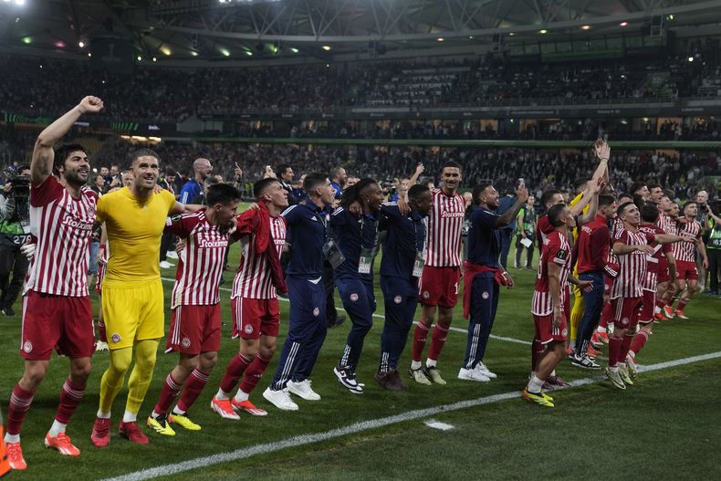 Jugadores del Olympiacos celebran tras ganar la final de la Conference League al vencer a la Fiorentina el miércoles 29 de mayo del 2024.. (AP Foto/Thanassis Stavrakis)
