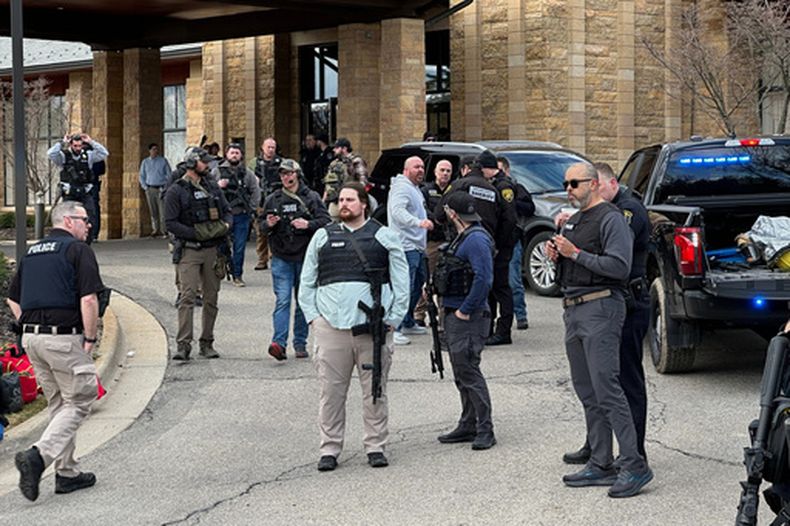 Agentes policiales resguardan la sinagoga Temple Israel tras un reporte de tiroteo, en el municipio de West Bloomfield, Michigan. (Foto AP/Corey Williams)