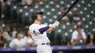 Nolan Jones pega un jonrón solitario por los Rockies de Colorado ante los Padres de San Diego en el duelo del domingo 11 de junio de 2023, en Denver. (AP Foto/David Zalubowski)