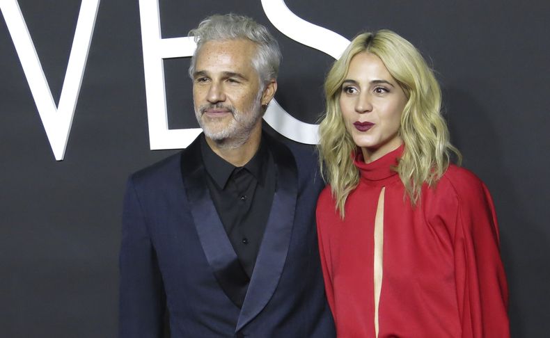 Los actores Juan Pablo Medina, izquierda, y Cassandra Ciangherotti posan en la alfombra roja de la serie de Netflix Las viudas de los jueves en la Ciudad de México el martes 5 de septiembre de 2023. (Foto AP/Berenice Bautista)