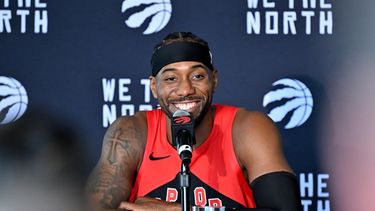 Kawhi Leonard brinda declaraciones durante el día de medios de los Raptors de Toronto, el lunes 28 de septiembre de 2026, en Toronto. (Jon Blacker/The Canadian Press vía AP)