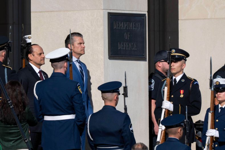 El secretario de Defensa de EEUU, Pete Hegseth, da la bienvenida al ministro de Defensa de Qatar, el jeque Saoud Al Thani, a la izquierda, al Pentágono, el viernes 10 de octubre de 2025 en Washington. (AP Foto/Kevin Wolf)