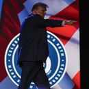El aspirante a la nominación del Partido Republicano a la Casa Blanca, el expresidente Donald Trump, hace un gesto durante la National Religious Broadcasters en el centro de convenciones del resort Gaylord Opryland, el 22 de febrero de 2024, en Nashville, Tennessee. (AP Foto/George Walker IV)