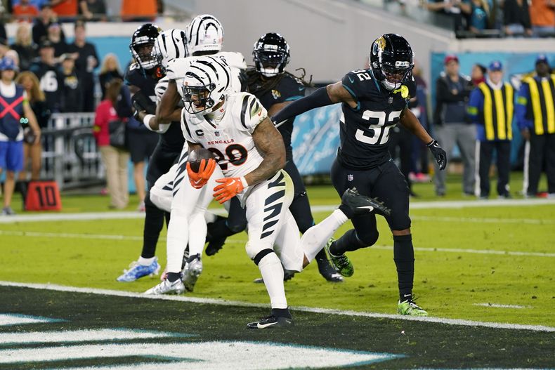 Joe Mixon (28), running back de los Bengals de Cincinnati, anota un touchdown durante la primera mitad del juego de la NFL en contra de los Jaguars de Jacksonville, el lunes 4 de diciembre de 2023, en Jacksonville, Florida. (AP Foto/John Raoux)