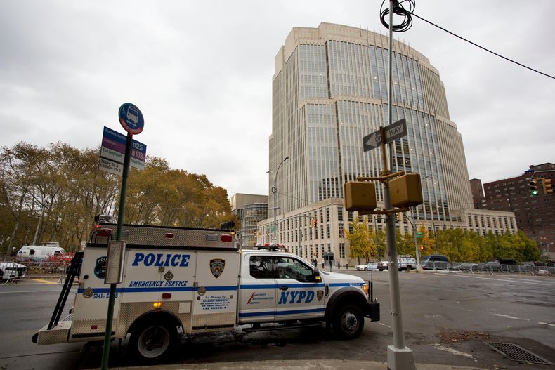 ARCHIVO - El Departamento de Policía de Nueva York tiene seguridad adicional frente al Tribunal Federal de Brooklyn para el inicio de la selección del jurado en el juicio de Joaquín El Chapo Guzmán, el 5 de noviembre de 2018, en Nueva York. (AP Photo/Mark Lennihan, Archivo)