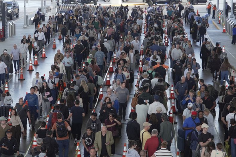 Fila de viajeros en un control de seguridad en el Aeropuerto Intercontinental George Bush de Houston, el jueves 26 de marzo de 2026. (Foto AP/Lekan Oyekanmi)