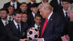 El presidente estadounidense Donald Trump recibe un trofeo de manos del argentino Lionel Messi, durante un acto para honrar al Inter Miami en la Casa Blanca, el jueves 5 de marzo de 2026 (AP Foto/Julia Demaree Nikhinson)