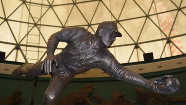 con la v en el pecho...