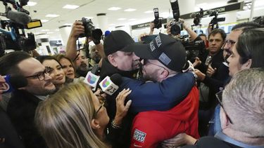 Enrique Tarrio, centro derecha, es abrazado por un simpatizante tras llegar al Aeropuerto Internacional de Miami, el miércoles 22 de enero de 2025, en Miami. (AP foto/Marta Lavandier)