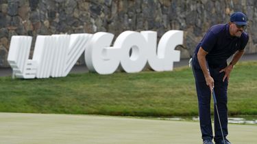 Día complicado para Mickelson en liga saudí