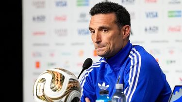 El técnico de Argentina, Lionel Scaloni, atiende conferencia de prensa previa a la final del Mundial contra España en Nueva York, viernes 17 julio, 2026. (AP Foto/Frank Franklin II)