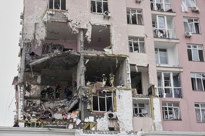 Rescatistas trabajan en un edificio dañado por un ataque ruso, el sábado 27 de diciembre de 2025, en Kiev, Ucrania. (AP Foto/Efrem Lukatsky)