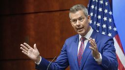 ARCHIVO - El secretario de Transporte, Sean Duffy, proporciona una actualización sobre el estado del Aeropuerto Internacional Liberty de Newark, en el Departamento de Transporte, el miércoles 28 de mayo de 2025, en Washington. (AP Foto/Rod Lamkey, Jr., Archivo)
