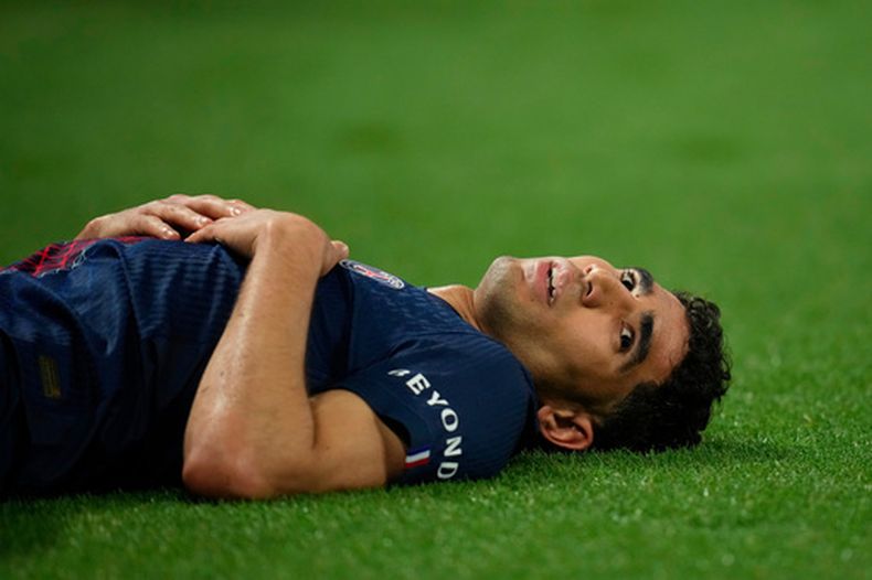 Achraf Hakimi del Paris Saint-Germain tras sufrir una lesión en el partido contra Bayern Múnich en las semifinales de la Liga de Campeones, el martes 28 de abril de 2026, en París (AP Foto/Christophe Ena)