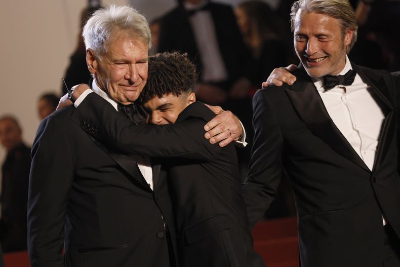 Harrison Ford, izquierda, Ethann Isidore y Mads Mikkelsen posan a la salida del estreno de la película Indiana Jones and the Dial of Destiny en la 76a edición del festival internacional de cine de Cannes, en el sur de Francia, el jueves 18 de mayo de 2023.(Foto Joel C Ryan/Invision/AP)