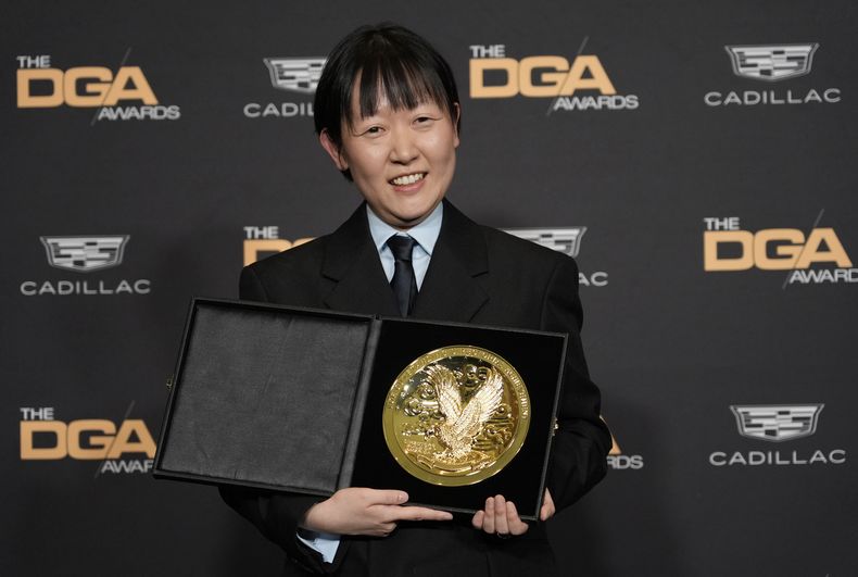 Celine Song, directora de la película Past Lives (Vidas pasadas) posa con el premio Michael Apted para directores debutantes en la 76a entrega de los Premios DGA del Sindicato de Directores de Estados Unidos, el sábado 10 de febrero de 2024 en Beverly Hills, California. (Foto AP/Chris Pizzello)