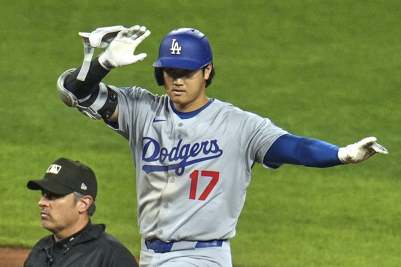 El japonés Shohei Ohtani, de los Dodgers de Los Ángeles, festeja tras empujar una carrera con un doble en el duelo ante los Piratas de Pittsburgh, el martes 2 de septiembre de 2025 (AP Foto/Gene J. Puskar)